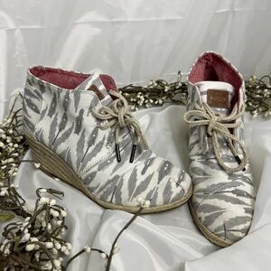 TOMS Women’s Size Wide 7 White Gray Pink Ankle Wedge Canvas Boots Shoes
